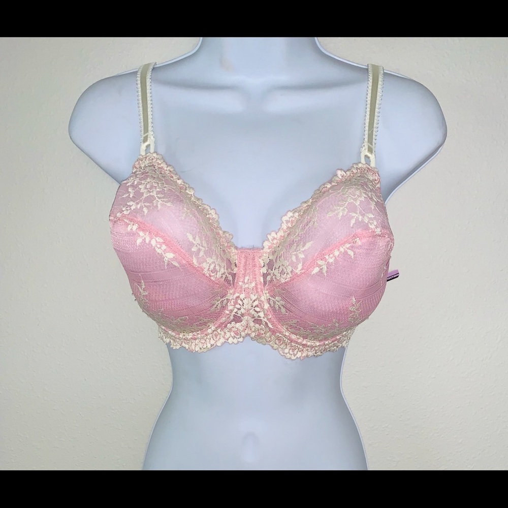 34DDD Wacoal lace bra.